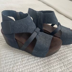 Yellow box navy wedges